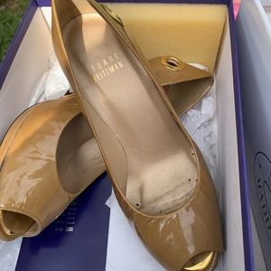 Stuart Weizman gold low heel dress shoe